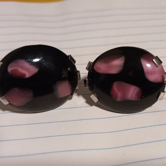 VINTAGE 1970s SWANK SIGNED PINK AND BLACK ART GLASS CUFFLINKS - Picture 1 of 2